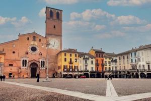 Lodi bilocale box auto 2 balconi 650euro