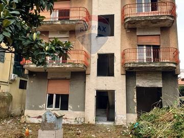 Intero stabile da ristrutturare a Casavatore