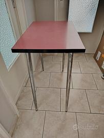 tavolo con cassettino