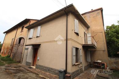 CASA SEMINDIPENDENTE A CADELBOSCO DI SOPRA