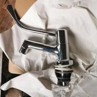 3 rubinetti nuovi a gomito a norma in blocco