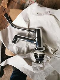 3 rubinetti nuovi a gomito a norma in blocco