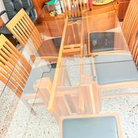 Elegante sala da pranzo con tavolo in vetro