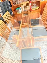 Elegante sala da pranzo con tavolo in vetro