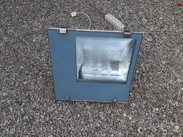 Faro x esterno philips