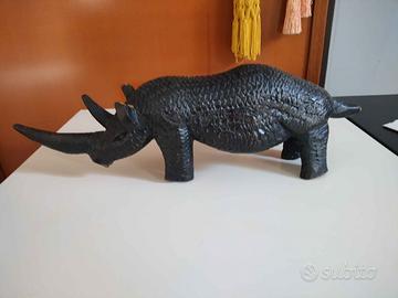 Rinoceronte in legno