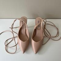 Scarpe con tacco color carne con lacci