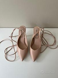 Scarpe con tacco color carne con lacci