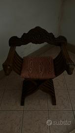 savonarola vintage in legno con teste di leone