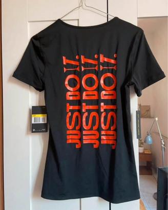 T-shirt Nike nuova con cartellino taglia S