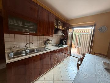 Cucina completa interamente in legno