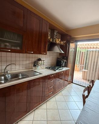 Cucina completa interamente in legno