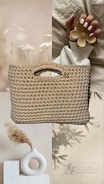 borsa beige con portafortuna