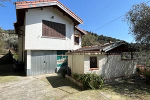Casa indipendente di 200 m² con più di 5 locali e 