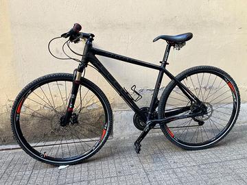 Bicicletta Cube con ammortizzatore