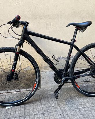 Bicicletta Cube con ammortizzatore