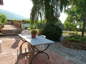 Rustico / Casale di 450 m² con più di 5 locali a L