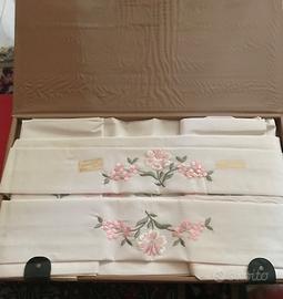 Corredo lenzuola ricamate a mano