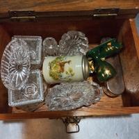 cassettina in legno con vari oggetti