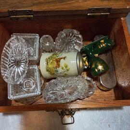 cassettina in legno con vari oggetti