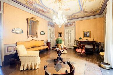Appartamento di 316 m² con più di 5 locali a Lucca