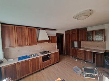 cucina con elettrodomestici 