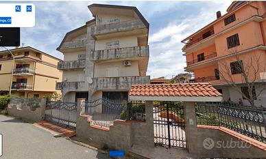 Palazzina di 3 piani con garage e giardino