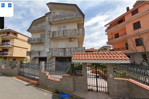 Palazzina di 3 piani con garage e giardino