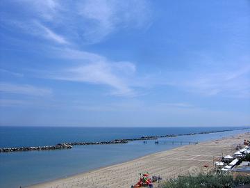 Bilocale al mare con ampio balcone e parcheggio
