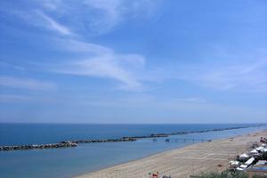 Bilocale al mare con ampio balcone e parcheggio