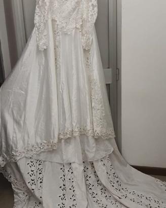 Vestito da sposa in pizzo e raso