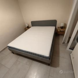 Letto matrimoniale con materasso pari al nuovo,