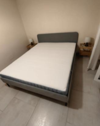 Letto matrimoniale con materasso pari al nuovo,