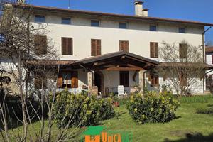 Rustico / Casale di 450 m² con più di 5 locali a F