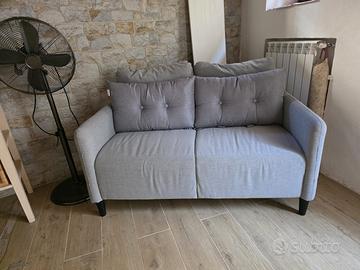 Divanetto due posti grigio chiaro