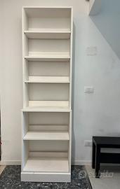 Libreria bianca ikea con zoccolo