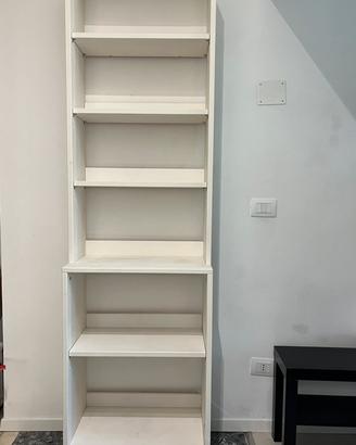 Libreria bianca ikea con zoccolo