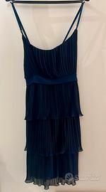 abito corto con dettagli plissettati.