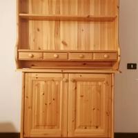 Credenza  e piattaia in abete con base modulabile.