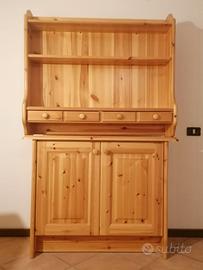 Credenza  e piattaia in abete con base modulabile.