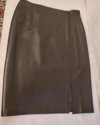 Gonna dritta in vera pelle nera, cerniera e spacco