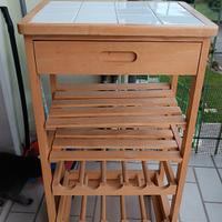 Carrello da cucina in legno con portabottiglie 