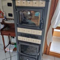 Stufa a legna con forno e maioliche esterne