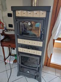 Stufa a legna con forno e maioliche esterne