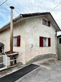 CASA INDIPENDENTE A ISOLA DEL CANTONE