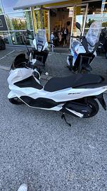 Honda PCX bianco 2024 condizioni come nuovo