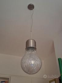 lampadario a forma di lampadina gigante