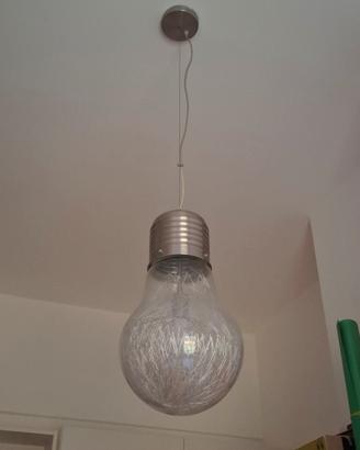 lampadario a forma di lampadina gigante