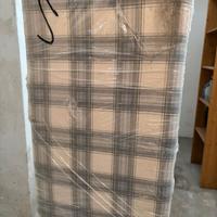 Letto singolo imbottito con trapuntine e tende