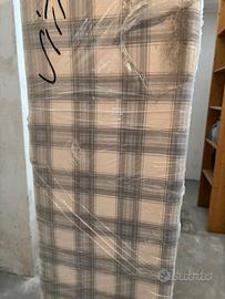 Letto singolo imbottito con trapuntine e tende